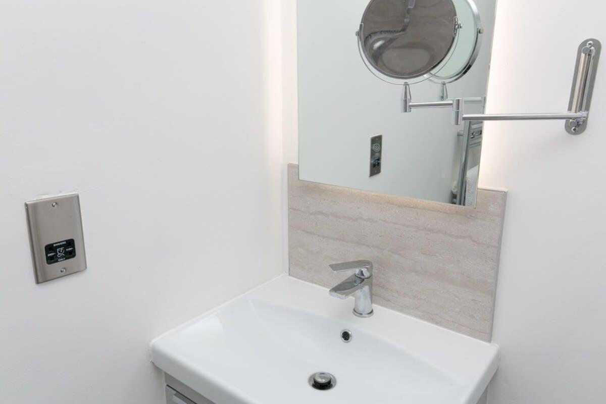 Stunning 2 Bedroom Apartment In Wallasey Extérieur photo